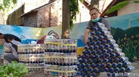 Taman dengan memanfaatkan sampah plastik ini berawal dari kegelisahan akan semakin banyaknya sampah plastik yang mudah ditemukan di jalan-jalan.