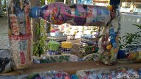 Tumpukan bekas botol air mineral yang berisi plastik bungkus permen atau kopi instan ini nampak rapi tersusun. Ribuan ekobrik ini dibuat untuk kursi, meja, pagar taman, gapura taman bahkan, hingga sebuah bangunan rumah green house.