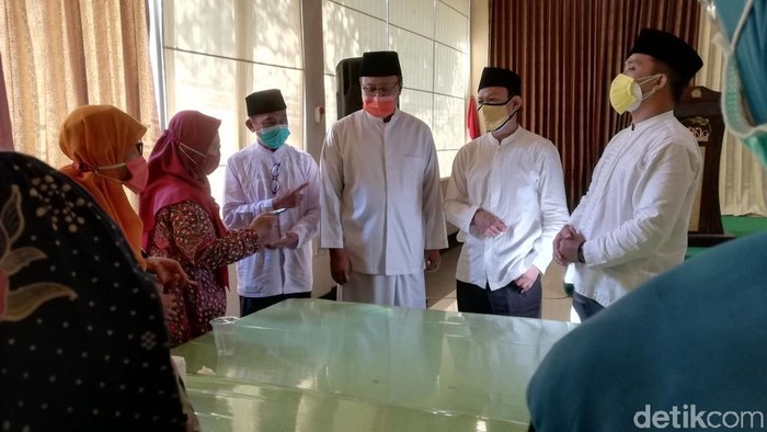 Calon Wali Kota dan Wakil Wali Kota Pasuruan Saifullah Yusuf dan Adi Wibowo, berdialog dengan Pengurus Daerah (PD) Muhammadiyah Kota Pasuruan. Dialog di rumah makan Jalan Raya Soekarno-Hatta itu, dihadiri sejumlah tokoh dan puluhan warga Muhammadiyah.