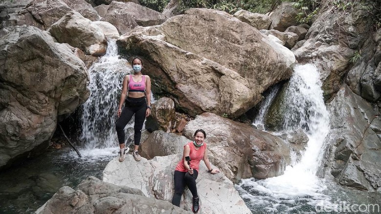 Hiking Seru Menembus Sawah dan Perbukitan di Sentul Curug-curug di kawasan Sentul, Bogor, Jawa Barat sedang menjadi primadona traveler. Hiking di Sentul itu justru naik daun saat pandemi virus Corona.