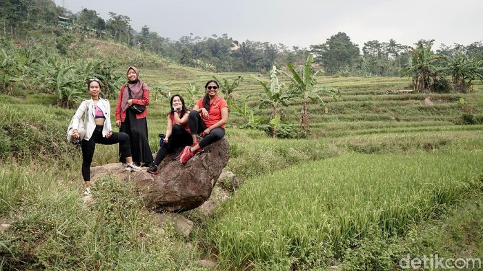 Curug-curug di kawasan Sentul, Bogor, Jawa Barat sedang menjadi primadona traveler. Hiking di Sentul itu justru naik daun saat pandemi virus Corona.