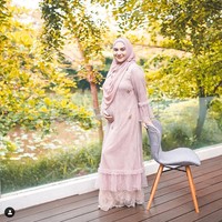 Irish Bella memamerkan perut hamilnya pada foto yang diunggahnya ke Instagram @_irishbella_ Juni 2020. Pada keterangan fotonya, aktris 24 tahun itu menyebutkan usia kandungannya sudah 24 minggu. Dia pun mengaku sudah mengalami kenaikan berat badan 10 kg. Foto: Instagram @_irishbella_