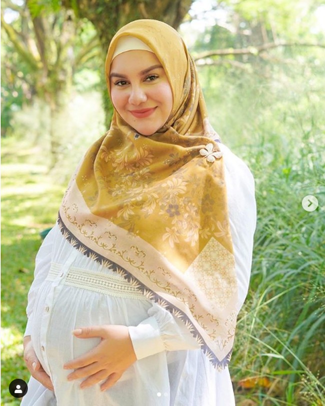 Irish Bella mengunggah foto #ootd memakai scarf motif jelang persalinannya. Pada foto ini, usia kehamilan bintang sinetron Cinta Suci itu sudah memasuki 34 minggu.Foto: Instagram @_irishbella_
