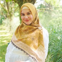 Irish Bella mengunggah foto #ootd memakai scarf motif jelang persalinannya. Pada foto ini, usia kehamilan bintang sinetron Cinta Suci itu sudah memasuki 34 minggu.Foto: Instagram @_irishbella_