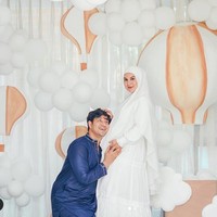 Irish Bella dan Ammar Zoni kembali berpose mesra untuk pemotretan kehamilan. Dengan perut Irish yang semaki besar, Ammar pun berpose seolah mencium bayi di kandungan sang istri.  Foto: Instagram @_irishbella_