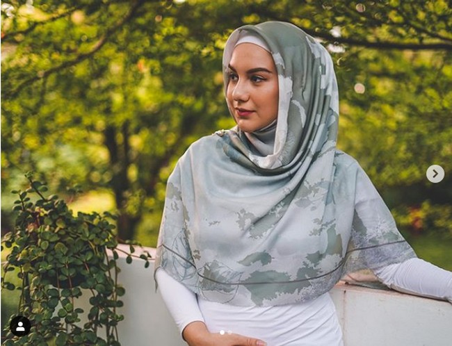 Irish Bella pertamakali mengumumkan kehamilannya melalui channel YouTubenya Aish TV. Dia tampil bersama sang suami, Ammar Zoni. Irish memberitahu Ammar bahwa dirinya hamil melalui game whisper challenge, yang mereka mainkan. Kamu akan jadi ayah, ujar artis yang akrab disapa Ibel itu. Foto: Instagram @_irishbella_