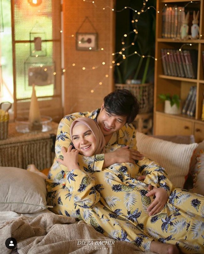 Irish Bella dan Ammar Zoni melakukan foto kehamilan bersama fotografer Diera Bachir. Kebahagiaan terpancar di wajah pasangan yang menikah pada 28 April 2019 itu. Waiting for our little baby.., tulis Irish di keterangan fotonya. Foto: Instagram @_irishbella_