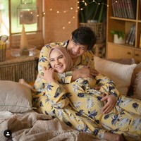 Irish Bella dan Ammar Zoni melakukan foto kehamilan bersama fotografer Diera Bachir. Kebahagiaan terpancar di wajah pasangan yang menikah pada 28 April 2019 itu. Waiting for our little baby.., tulis Irish di keterangan fotonya. Foto: Instagram @_irishbella_
