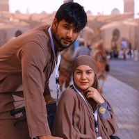 Hamil muda, Irish Bella pergi menunaikan ibadah umrah bersama Ammar Zoni.  Selama umrah, Irish Bella harus menggunakan kursi roda untuk menjaga kondisi tubuhnya. Sebelumnya Ibel mengatakan bahwa menurut dokter kandungannya lemah. Foto: Instagram @_irishbella_