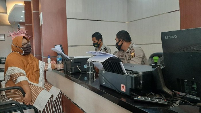 Istri sopir taksi online korban penusukan di Sumsel (Raja Adil-detikcom)