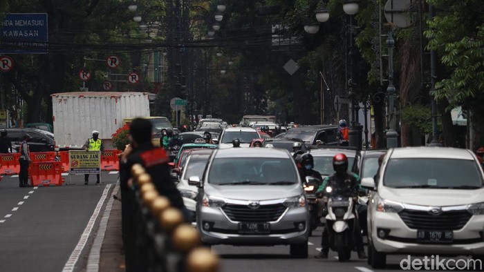 Jalan Merdeka, Kota Bandung dibuka satu jalur karena terjadi penumpukan kendaraan di Jalan Riau.