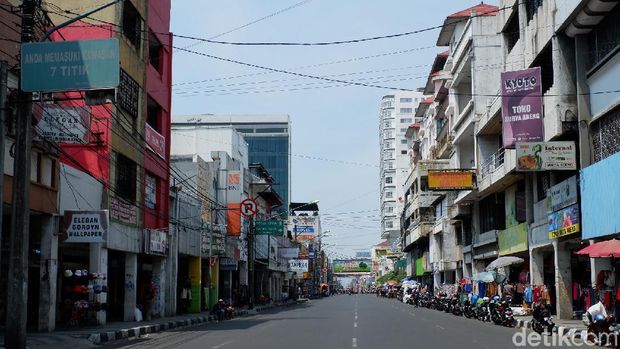 Jalan Otista ditutup pasar baru Bandung sepi