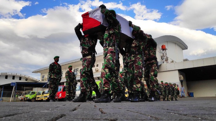 Jenazah Serka Sahlan, korban serangan KKB, tiba di Bandara Hasanuddin, Makassar