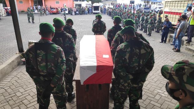 Jenazah Serka Sahlan, korban serangan KKB, tiba di Bandara Hasanuddin, Makassar