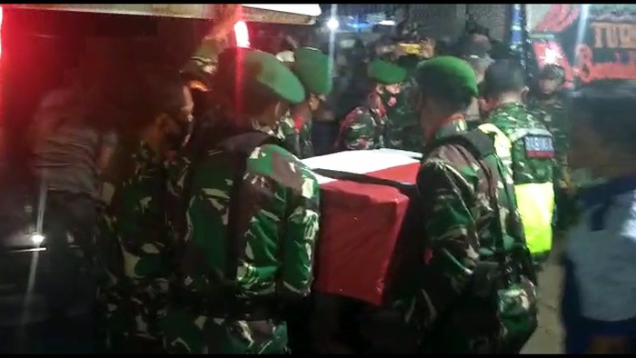Jenazah Serka Sahlan, korban serangan KKB, tiba di rumah duka, Pinrang, Sulsel