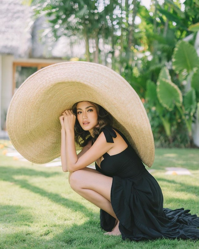 Inilah momen stylish Jedar saat pemotretan. Menggunakan straw hat jumbo, Jedar melakukan pemotretan di Villa Massilia Bali.  Foto: dok. Instagram