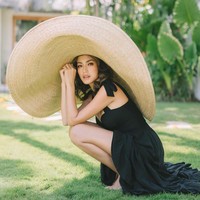 Inilah momen stylish Jedar saat pemotretan. Menggunakan straw hat jumbo, Jedar melakukan pemotretan di Villa Massilia Bali.  Foto: dok. Instagram