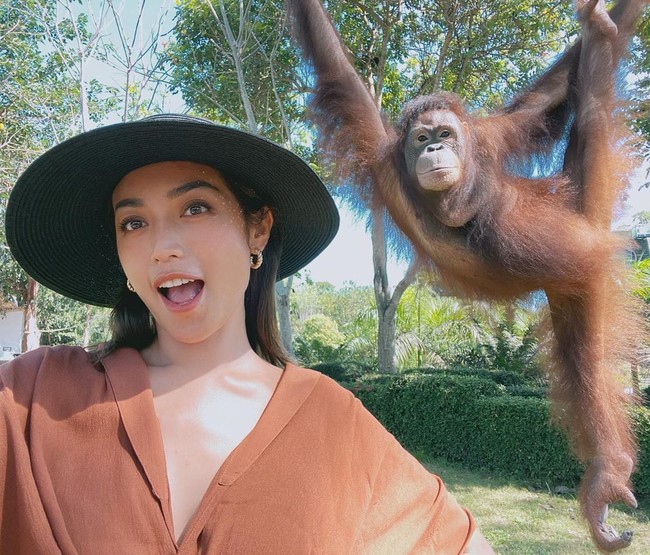 Jessica Iskandar diketahui masih merasa sedih atas kandasnya hubungannya dengan Richard Kyle. Namun artis 32 tahun itu tampak ingin bangkit. Dia pun mencoba memberikan keterangan foto kocak pada penampilannya ini. Berpose dengan monyet saat berada di Bali Zoo, Jedar memberikan keterangan foto Kembaran❤️ #bali.  Foto: dok. Instagram