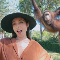Jessica Iskandar diketahui masih merasa sedih atas kandasnya hubungannya dengan Richard Kyle. Namun artis 32 tahun itu tampak ingin bangkit. Dia pun mencoba memberikan keterangan foto kocak pada penampilannya ini. Berpose dengan monyet saat berada di Bali Zoo, Jedar memberikan keterangan foto Kembaran❤️ #bali.  Foto: dok. Instagram