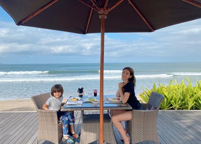 Setelah pindah ke Bali tampak senyum Jessica Iskandar kembali tersirat di wajahnya. Begitu pula dengan El Barack yang tampak bahagia.  Foto: dok. Instagram