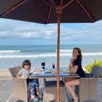 Setelah pindah ke Bali tampak senyum Jessica Iskandar kembali tersirat di wajahnya. Begitu pula dengan El Barack yang tampak bahagia.  Foto: dok. Instagram