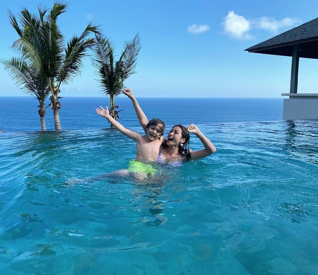 Inilah momen bahagia Jessica Iskandar dan El saat berenang di hotel mewah.  Foto: dok. Instagram
