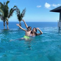 Inilah momen bahagia Jessica Iskandar dan El saat berenang di hotel mewah.  Foto: dok. Instagram