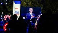 Calon Presiden Amerika Serikat dari Partai Demokrat, Joe Biden, hadir dalam kampanye yang digelar secara drive-in yang diselenggarakan oleh CNN di Moosic, Pennsylvania.  