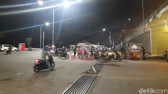 Malam ini, beberapa tempat nongkrong di Surabaya tak seramai saat malam Minggu. Meski demikian, masih banyak orang yang tidak memakai masker.