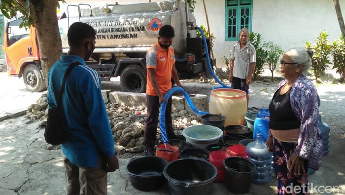 Wilayah yang terdampak kekeringan akibat kemarau di Lamongan bertambah. Data terbaru, krisis air bersih melanda 16 desa di 8 kecamatan.