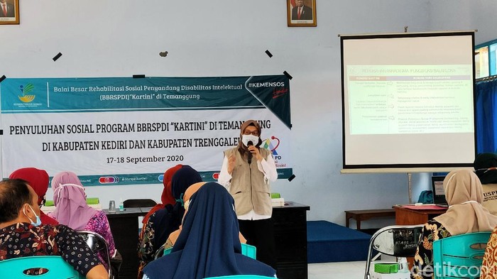 Penyandang disabilitas intelektual terancam kurang perhatian selama pandemi COVID-19. Maka Kementerian Sosial melalui Balai Besar Kartini Temanggung, melakukan jemput bola ke sejumlah daerah untuk memberikan pelayanan.