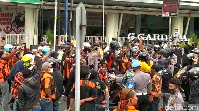 Massa geruduk lokasi deklarasi KAMI di Magelang, Jumat (18/9/2020).