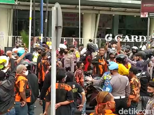 Ricuh Massa Geruduk Deklarasi KAMI di Magelang, 1 Brimob Terluka