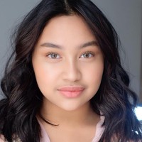 Khirani Trihatmodjo yang kini berusia 14 tahun itu tampil cantik dengan riasan flawless. Bennu membuat penampilan Khirani makeup no makeup.  Foto: dok. Instagram