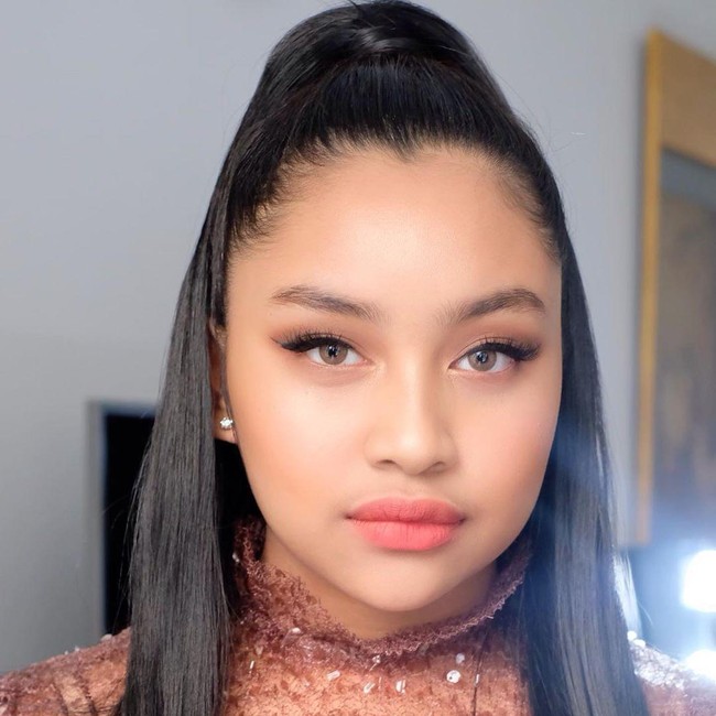 Meski lebih glamour dibanding sebelumnya namun Bennu tetap menyesuaikan dengan usia Khirani yang masih remaja. Khirani tampil cantik dengan winged eyeliner dan pemakaian bulu mata tipis.  Foto: dok. Instagram