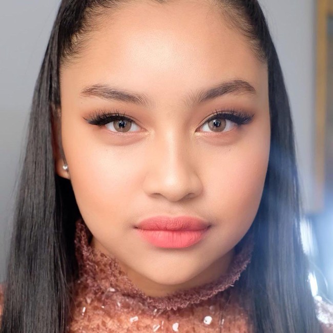 Tidak hanya penampilan makeup no makeup, Bennu juga merias wajah Khirani lebih glamour.  Foto: dok. Instagram