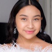 Penampilan remaja 14 tahun ini terlihat segar meski dengan riasan tipis. Tidak diketahui pasti penampilan Khirani dalam rangka apa. Namun keterangan foto Bennu menyiratkan ada sesuatu yang spesial. Coming soon @khiranitrihatmodjo. Foto: dok. Instagram