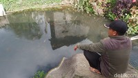 Melimpahnya mata air panas di sekitar tempat tinggalnya pun dimanfaatkan warga untuk membuka obyek wisata pemandian air hangat hingga keperluan rumah tangga. Seperti untuk mandi di rumah dan dikonsumsi.