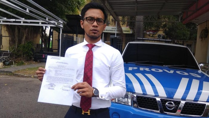 Kuasa hukum korban, Irsan Gusfianto, usai membuat laporan ke propam Polda Sumsel (Raja Adil-detikcom)