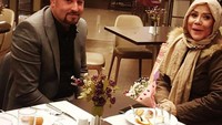 Vicky diketahui sangat dekat dengan sang ibu. Salah satu foto ibunya saat makan malam dengan calon suami pun dipajang Vicky. Ya, ayah tiri Vicky adalah pria Turki. Foto: instagram @vickyprasetyo777