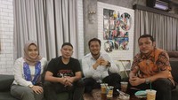 Hangout bersama tim pengacaranya, Vicky memilih menikmati segelas es kopi susu. Di sini Vicky mengucapkan terima kasih karena sudah diperjuangkan untuk bebas dari rutan. Foto: instagram @vickyprasetyo777