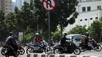 Rendahnya kesadaran pengendara akan pentingnya berkendara motor maupun mobil dengan aman membuat tak sedikit pemotor nekat lawan arah demi mempersingkat waktu tempuh.