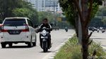 Pemotor Ini Bonceng Tiga-Lawan Arah dan Tanpa Helm