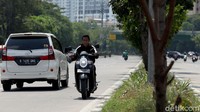 Selain melawan arah, tampak pula seorang pengendara tak mengenakan helm saat berkendara di ruas jalan yang kerap dilalui oleh mobil maupun motor tersebut.