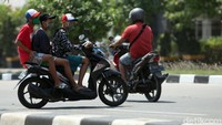 Minimnya pengawasan dari petugas terkait juga membuat para pengendara tak jera dan nekat untuk melanggar peraturan lalu lintas.