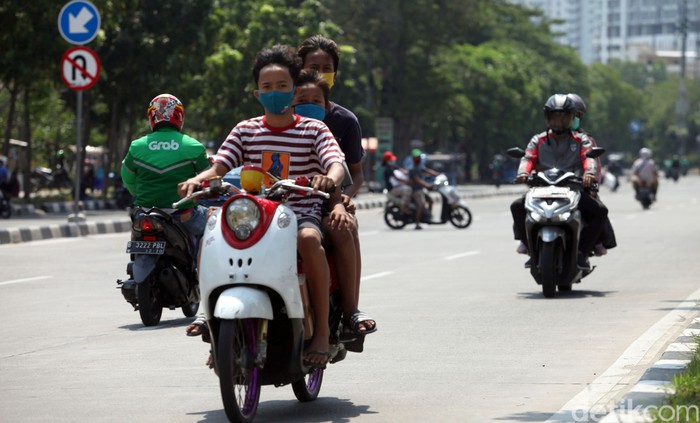 Minimnya pengawasan serta rendahnya kesadaran untuk berkendara dengan aman membuat sejumlah pemotor nekat berkendara dengan ugal-ugalan. Berikut potretnya.