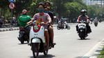 Pemotor Ini Bonceng Tiga-Lawan Arah dan Tanpa Helm