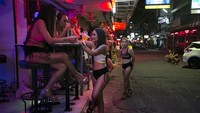Thailand memberlakukan lockdown sejak 26 Maret 2020. Sejumlah tempat hiburan malam seperti distrik lampu merah dari Bangkok ke Pattaya menjadi sepi usai Corona mewabah.