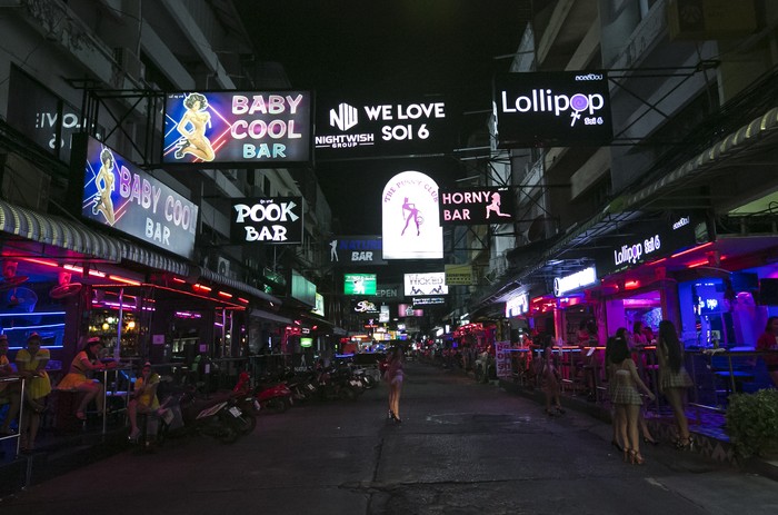 Lokalisasi distrik lampu merah di Pattaya, Thailand, tetap beroperasi selama Pandemi. Para PSK memaksakan diri tetap bekerja demi memenuhi kebutuhan sehari-hari.