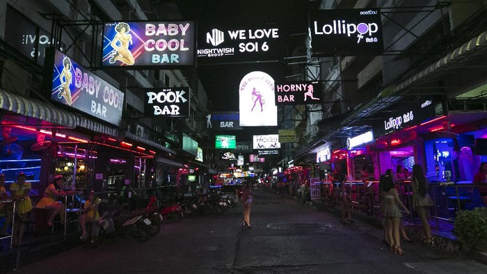 Lokalisasi distrik lampu merah di Pattaya, Thailand, tetap beroperasi selama Pandemi. Para PSK memaksakan diri tetap bekerja demi memenuhi kebutuhan sehari-hari.